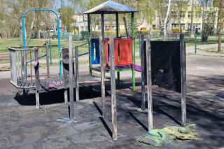 8-latek podpalił plac zabaw przy ul. Wyszyńskiego w Toruniu