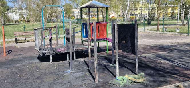 8-latek podpalił plac zabaw przy ul. Wyszyńskiego w Toruniu