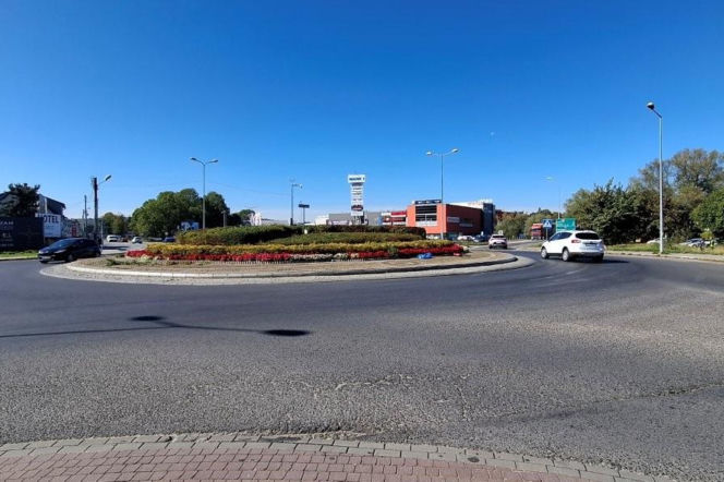 Rondo w Brzesku z przejeżdżającymi samochodami. O utrudnieniach na trasie 94 przeczytasz na Eska Nowy-Sącz.