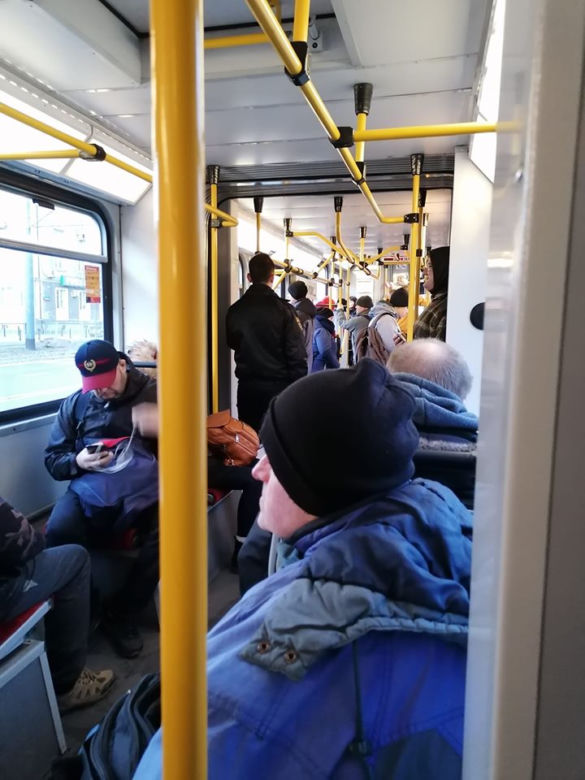 Tłok w autobusach i tramwajach w Warszawie
