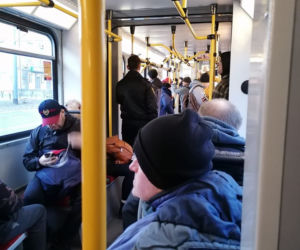 Tłok w autobusach i tramwajach w Warszawie