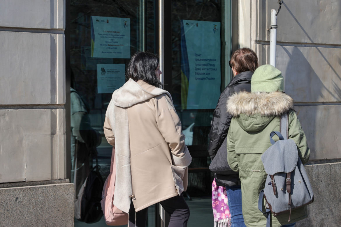  Kolejki pod urzędem pracy dla uchodźców. Chętnych przybywa, ofert coraz mniej
