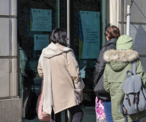  Kolejki pod urzędem pracy dla uchodźców. Chętnych przybywa, ofert coraz mniej