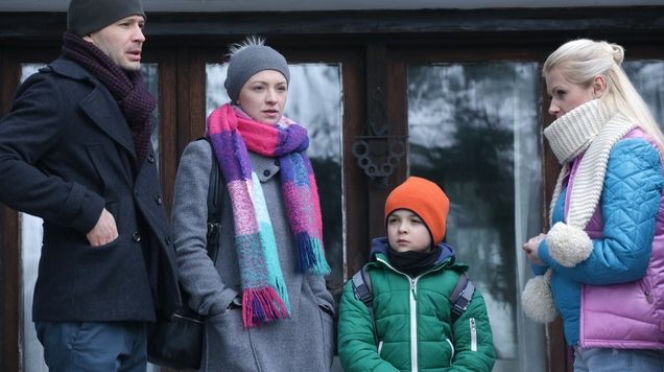 M jak miłość odc. 1223. Joasia (Barbara Kurdej-Szatan), Tomek (Andrzej Młynarczyk), Wojtuś (Feliks Matecki), Marzenka (Olga Szomańska)
