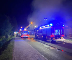 Potężny pożar Biedronki! Cały dach sklepu objęty ogniem, na miejscu ponad 80 ratowników