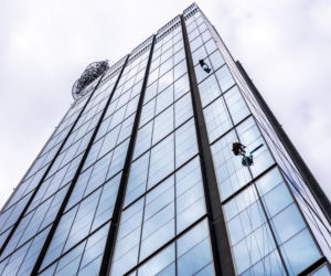 Szyba spadła z Varso Tower prosto na samochód. To kolejny taki incydent. Czy budynek jest bezpieczny? Mamy oświadczenie