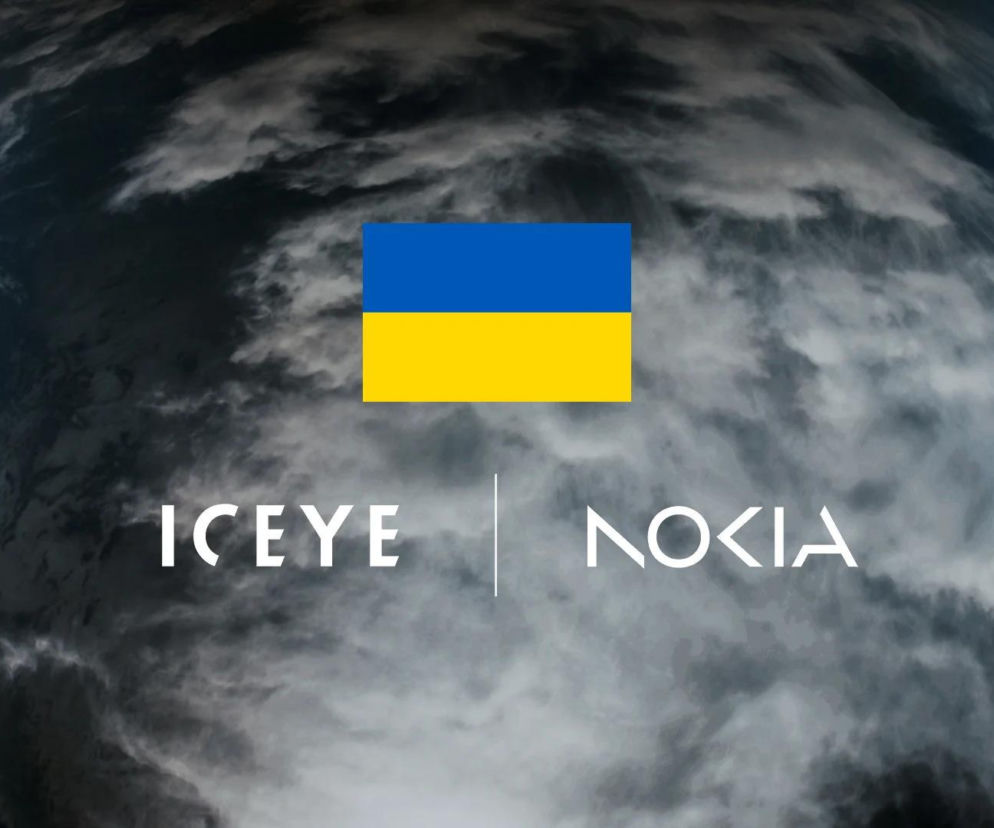 Flaga Ukrainy oraz logotypy ICEYE i Nokia na tle Ziemi. O wsparciu łączności satelitarnej czytaj na SE Portal Obronny.
