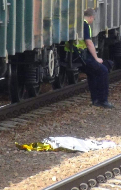 Makabra na torach w Warszawie. Rozczłonkowane ciało leży na torach