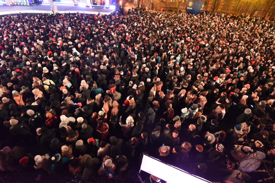 Sylwestrowa Moc Przebojów 2024. Tłumy na imprezie Polsatu w Toruniu. Zdjęcia gwiazd i uczestników