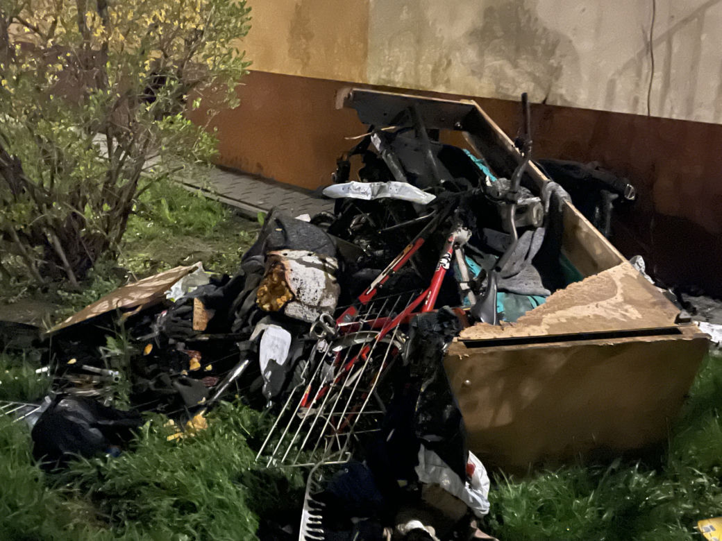 Kłęby dymu i ogromny smród. Kawalerka na Ochocie stanęła w ogniu