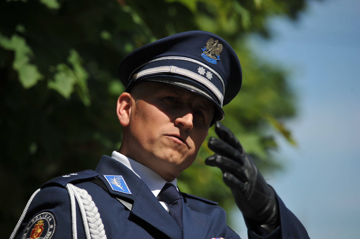 Srebrny orzeł prowadził Arka w ostatniej drodze. Poruszający gest policjantów i strażaków