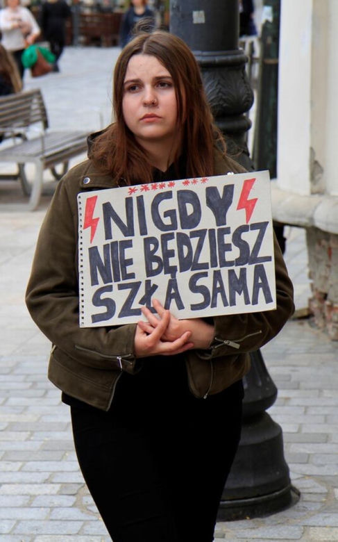 Protesty "Ani Jednej Więcej!" w całej Polsce. Kobiety wyszły na ulice po śmierci Doroty