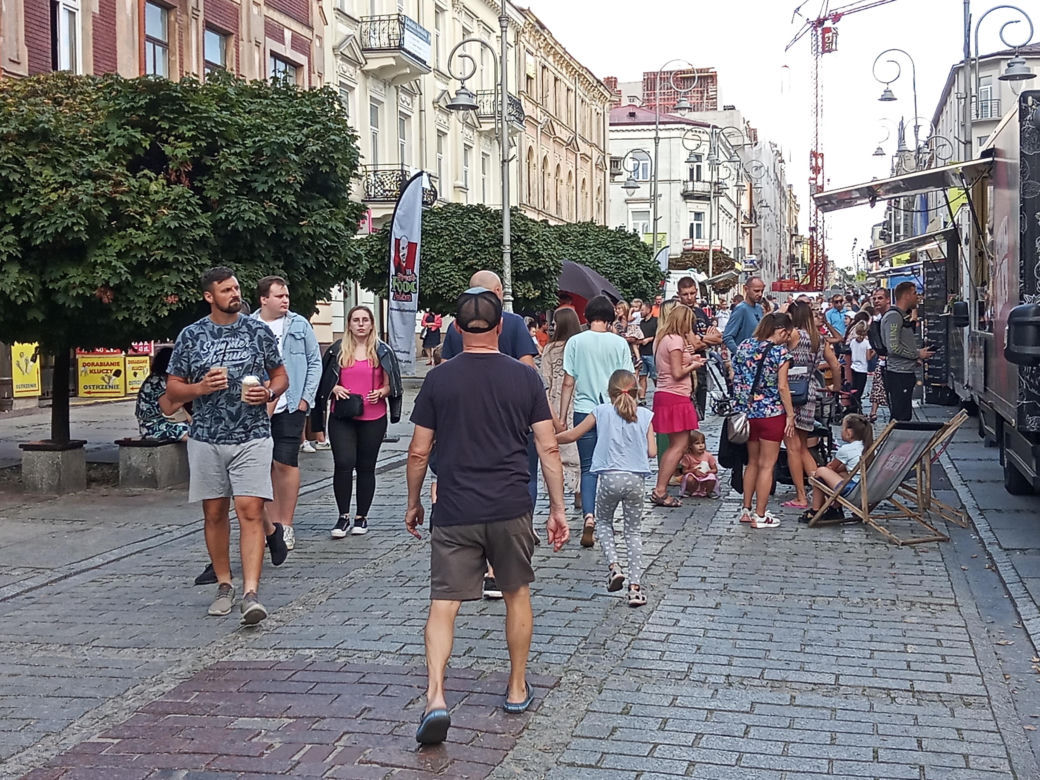 Ostatnia niedziela lata 2023 w Kielcach. Tłumy w centrum miasta