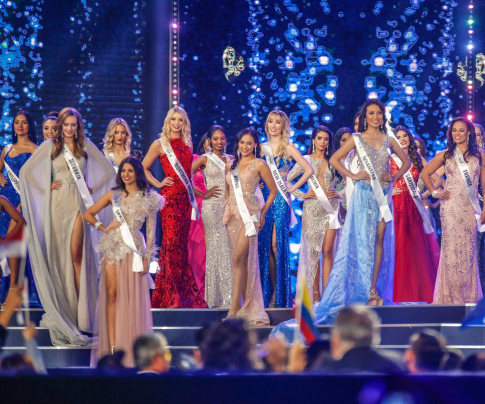 Kandydatki Miss Supranational w sukniach wieczorowych na scenie. O faworytkach konkursu przeczytasz na Eska.