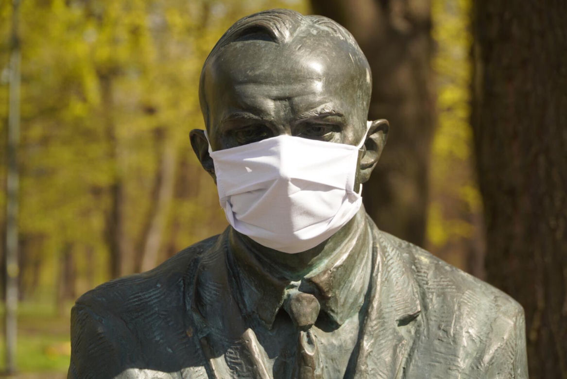 Pomniki na Śląsku z maskami ochronnymi. Zakrywanie twarzy obowiązkowe 