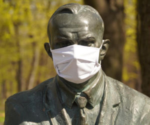 Pomniki na Śląsku z maskami ochronnymi. Zakrywanie twarzy obowiązkowe 