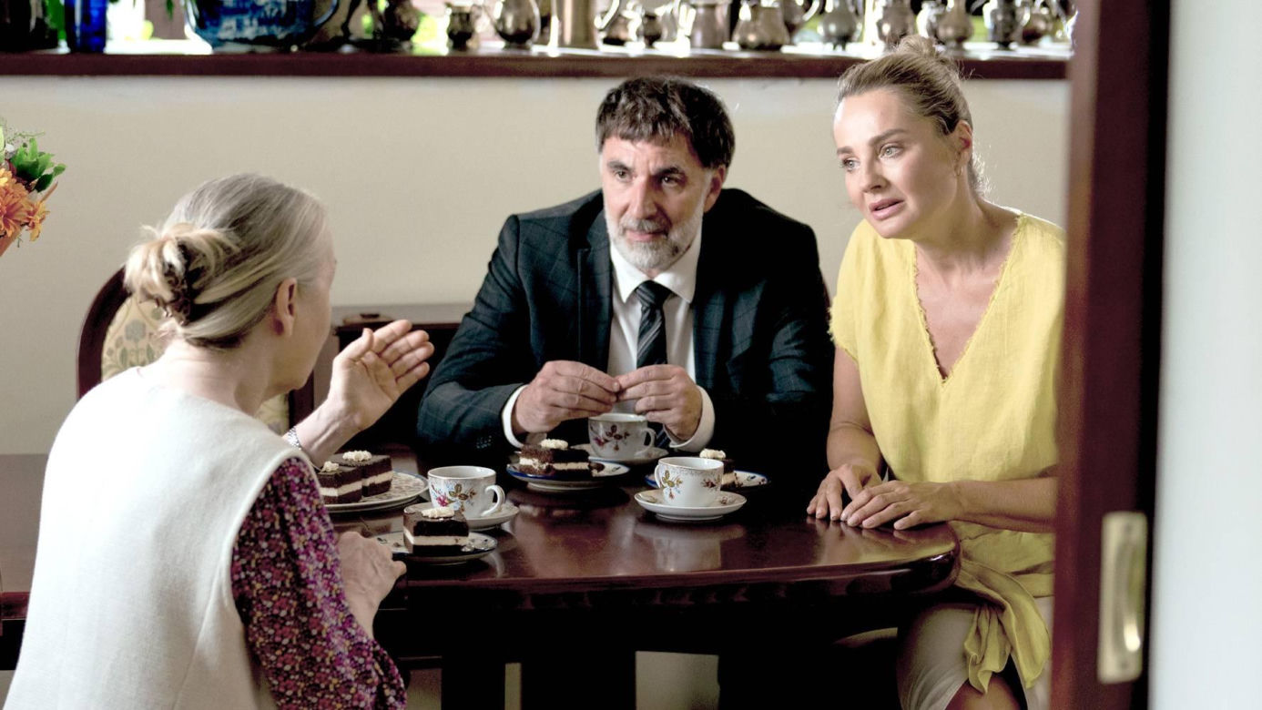 Przyjaciółki, odc. 283. Inga (Małgorzata Socha), Adam Gocławski (Radosław Krzyżowski), nauczycielka Alina Brache (Bożena Adamek)