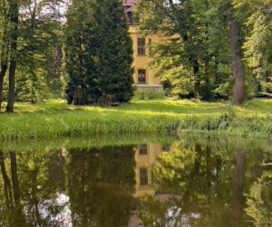 Jedno z najpiękniejszych miast w Małopolsce leży obok Krakowa. Zachwyca zabytkowym dworem