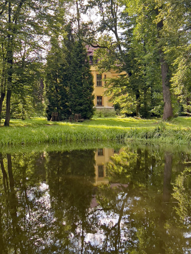 Jedno z najpiękniejszych miast w Małopolsce leży obok Krakowa. Zachwyca zabytkowym dworem