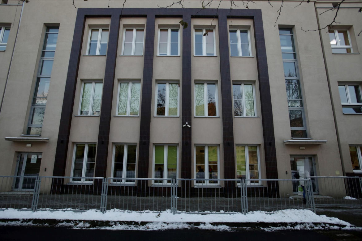 Atak nożownika w szkole na Targówku. Uczeń dźgnął ucznia w policzek 