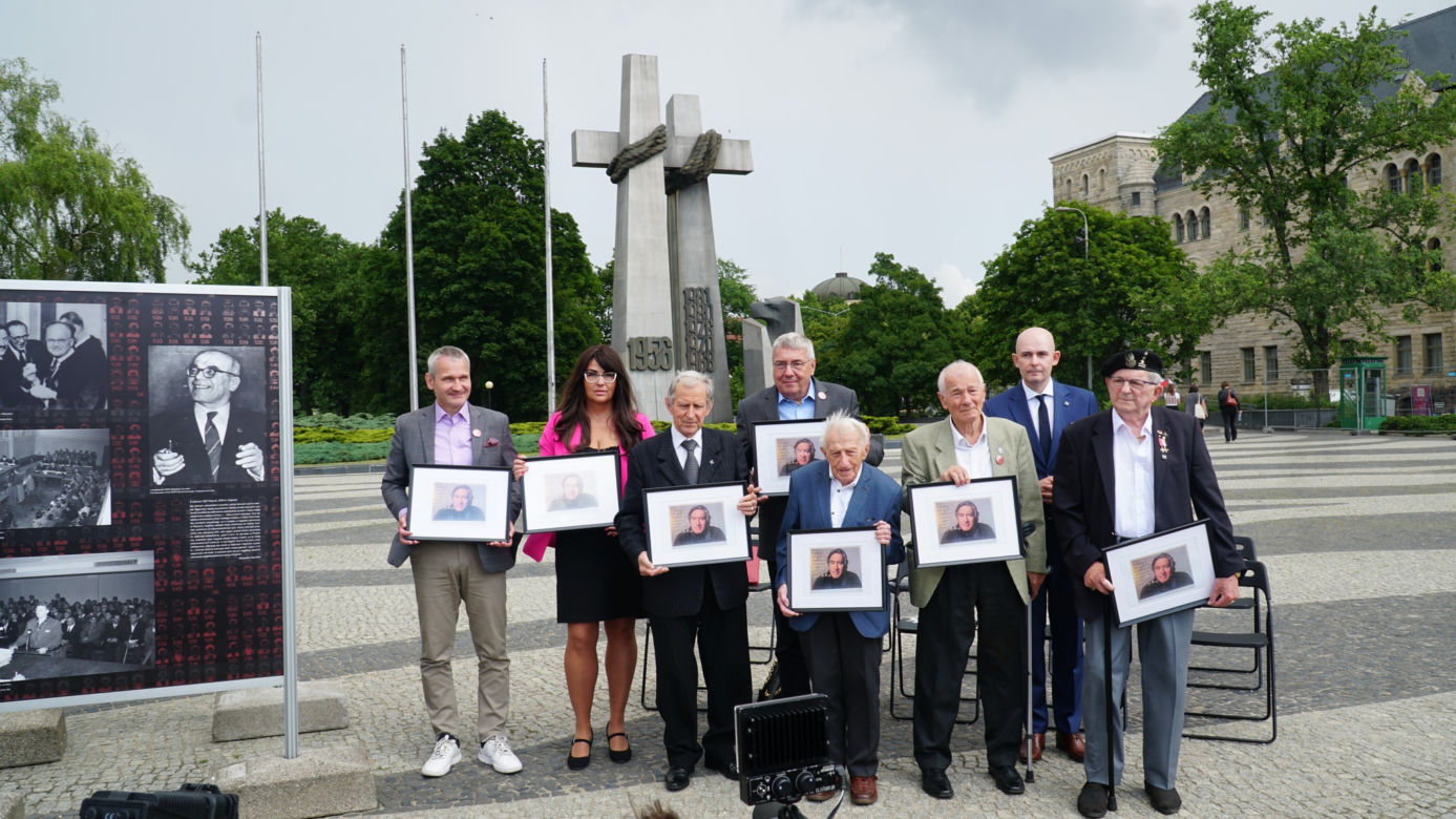 Uroczystość otwarcia wystawy o Poznańskim Czerwcu 1956 na Placu Mickiewicza