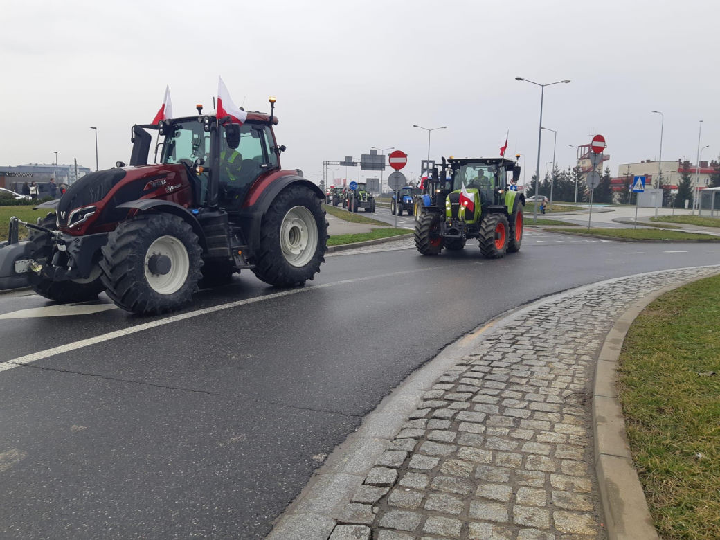 Strajk rolników w Tarnowie. Policja i rolnicy pod stadionem Bruk Betu Termaliki Nieciecza. Przejazd przez miasto