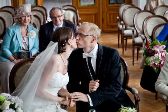 PRZEPIS na ŻYCIE 4, odc. 1. Beata (Maja Ostaszewska), Andrzej (Piotr Adamczyk), Foczka Darmięta (Dorota Zięciowska), Robert Waluś Darmięta (Jerzy Fedorowicz)
