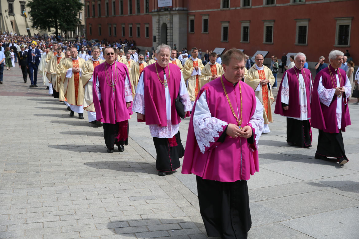 Centralna procesja Bożego Ciała w Warszawie. Ołtarze nawiązywały do wojny