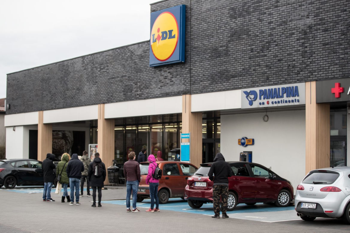 Koronawirus. Tak wyglądają kolejki przed sklepami w Krakowie