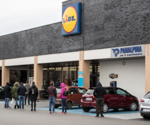 Koronawirus. Tak wyglądają kolejki przed sklepami w Krakowie