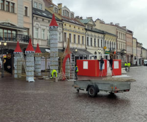Świąteczne Miasteczko na Rynku! Co będzie można dostać na jarmarku? Ruszył montaż atrakcji! [LISTA]