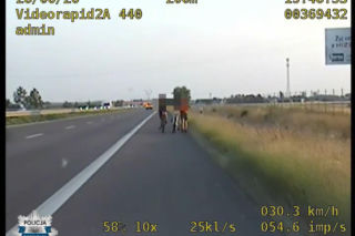 Dzieci na rowerach na S17