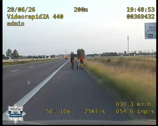 Dzieci na rowerach na S17