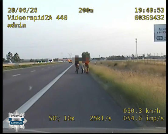Dzieci na rowerach na S17
