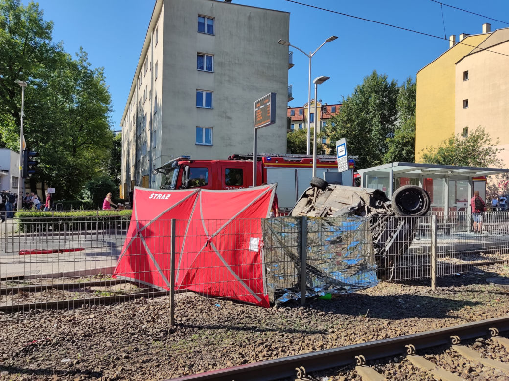 Starszy pan jechał na działkę, BMW zmiotło go z przystanku. Masakra we Wrocławiu
