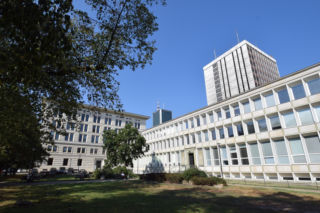 Warszawski „żyletkowiec” w rejestrze zabytków. To charakterystyczna budowla w samym centrum miasta