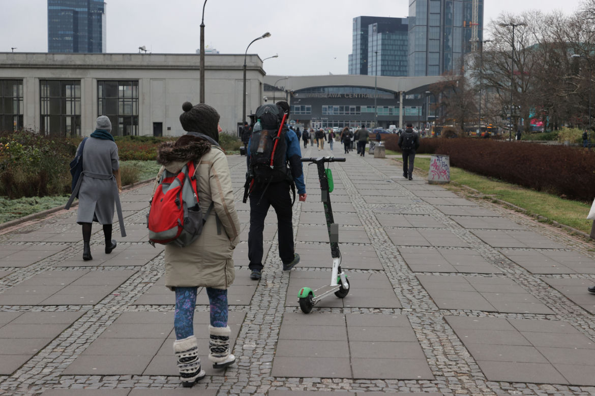 Warszawa ujarzmia hulajnogi. Nie rozpędzisz się na bulwarach i deptakach 