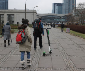 Warszawa ujarzmia hulajnogi. Nie rozpędzisz się na bulwarach i deptakach 