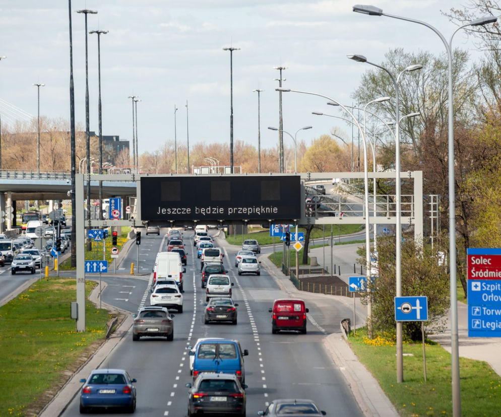 Teksty z przekazem dla kierowców nad trasą 