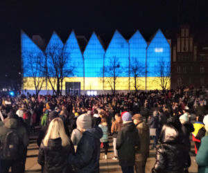 Manifestacja przeciwko wojnie na Ukrainie na placu Solidarności w Szczecinie