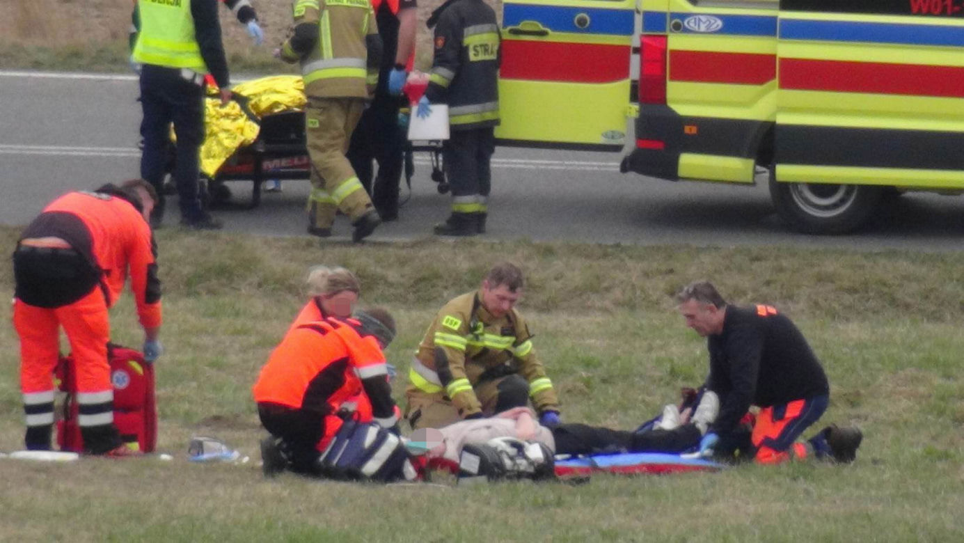 Koszmarny wypadek pod Brwinowem. Z koziołkującej hondy wypadli pasażerowie i kierowca. Jedna osoba zginęła na miejscu