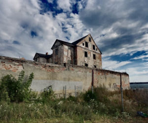 Ruiny zamku w Ełku. Tajemnicze miejsce na półwyspie robi wrażenie [ZDJĘCIA]