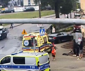 Nastolatek huknął hulajnogą w busa
