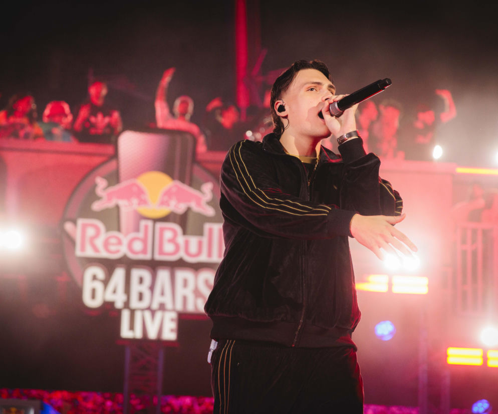 Raper śpiewa do mikrofonu podczas Red Bull 64 Bars Live we Włoszech. O koncercie w Polsce przeczytasz na Eska.