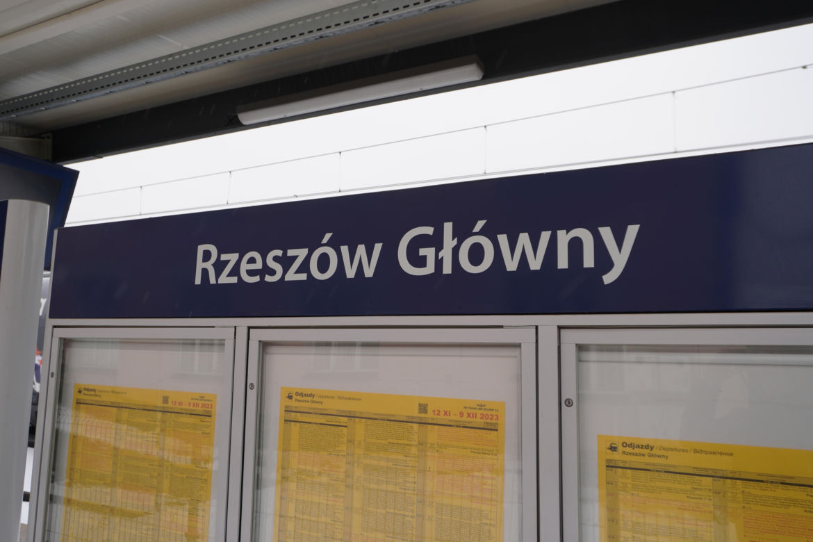Nowy plac przed dworcem prawie gotowy. Kiedy zostanie otwarty?