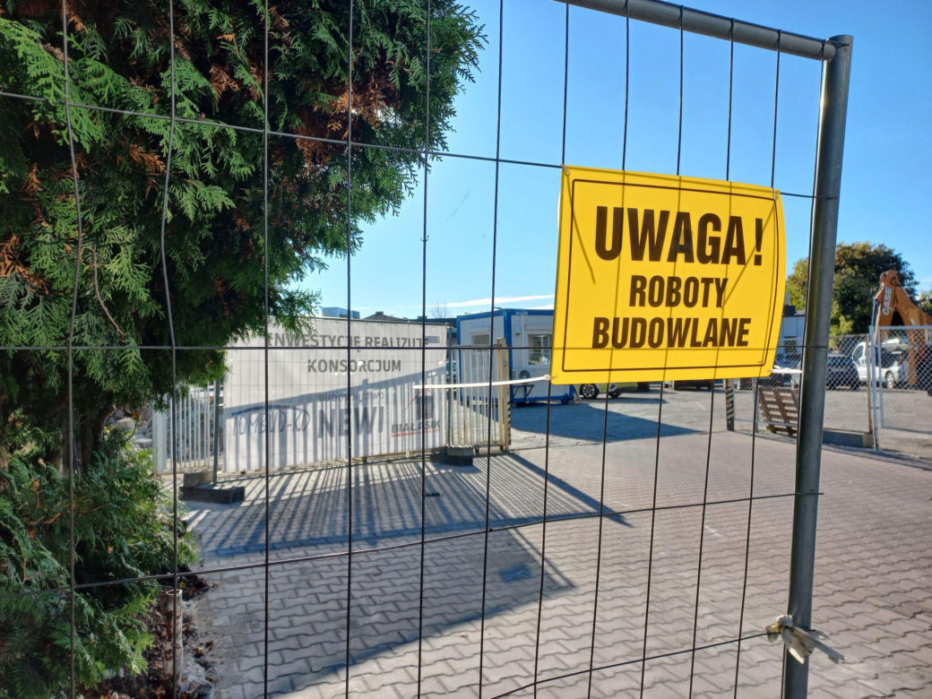 Ciężki sprzęt i gruzowisko. Powstanie nowa komenda policji w Lesznie za ponad 100 mln złotych