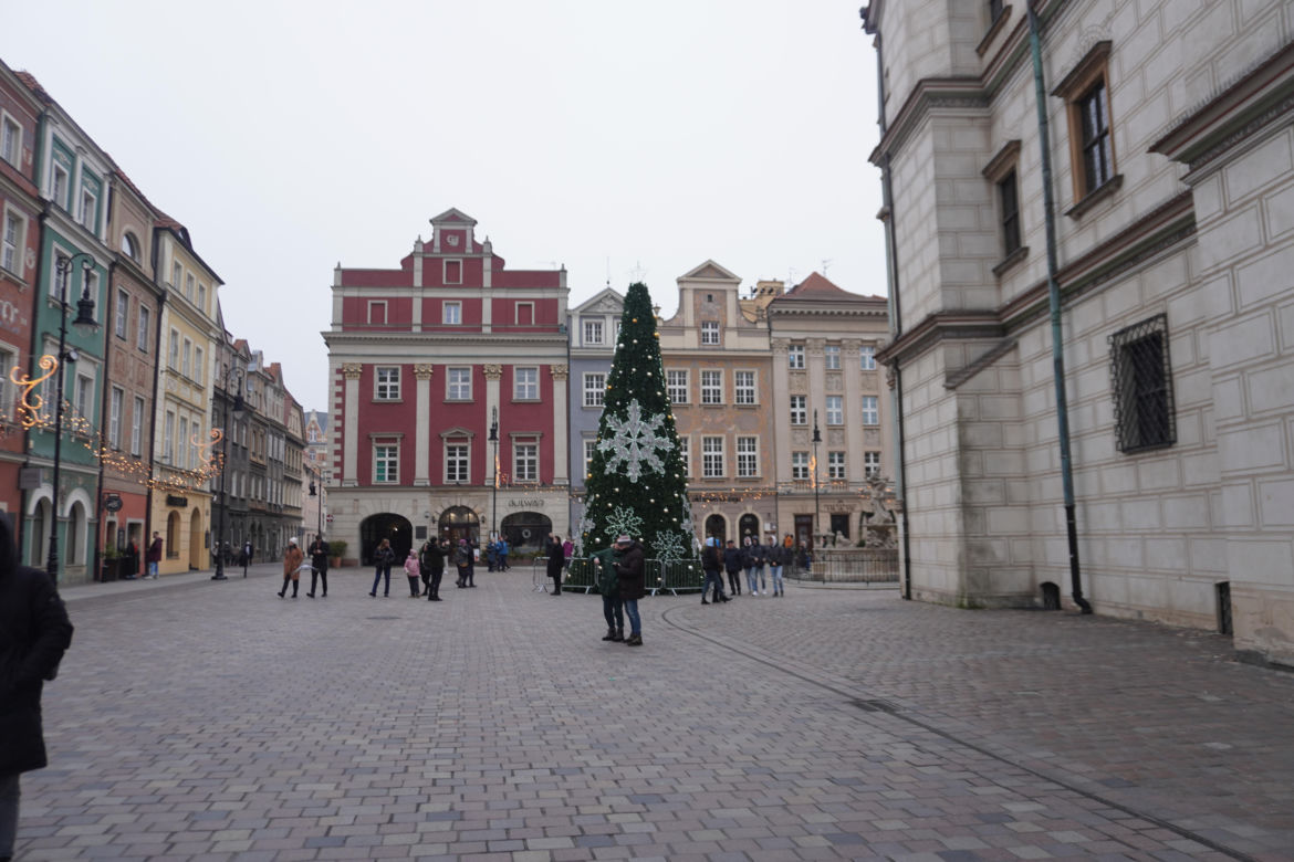 Tłumy ludzi na świątecznym spacerze na Starym Rynku w Poznaniu