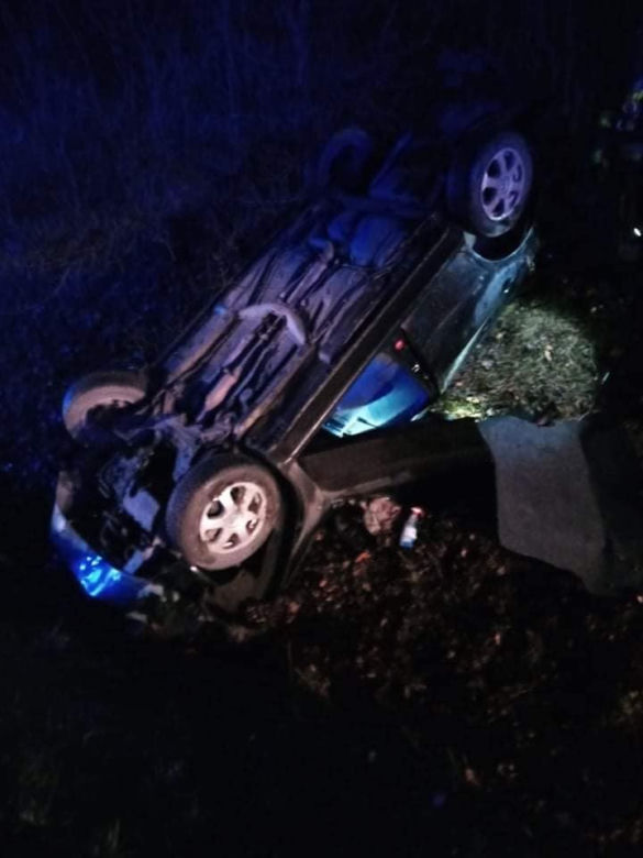 Poważny wypadek w gminie Obrowo koło Torunia. Auto dachowało