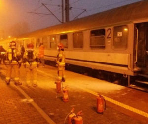 Pożar w wagonie osobowym. Ponad stu pasażerów jechało płonącym pociągiem [FOTO]