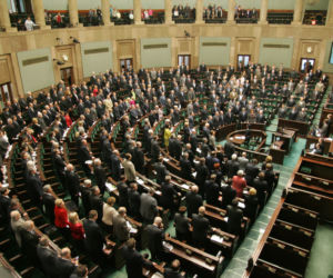Piątek, sala posiedzeń tuż po ostatnim głosowaniu